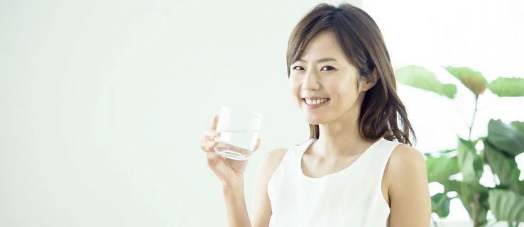 シリカ水を飲む爽やかなイメージの女性