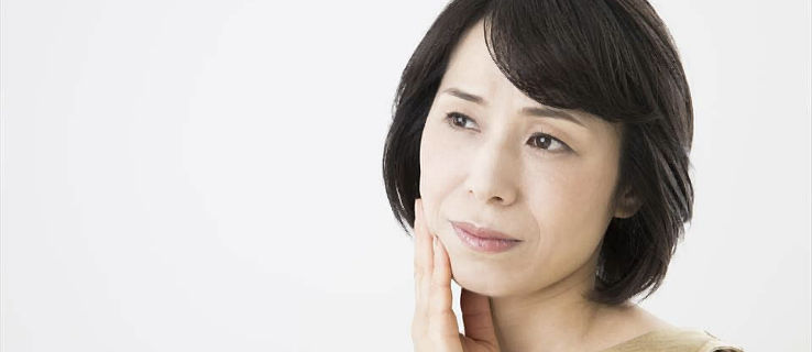 悲しい表情の中年女性の顔