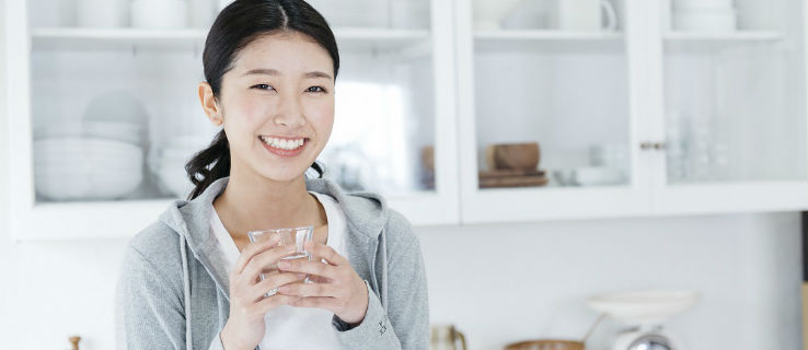 シリカ水を飲む笑顔が素敵な女性